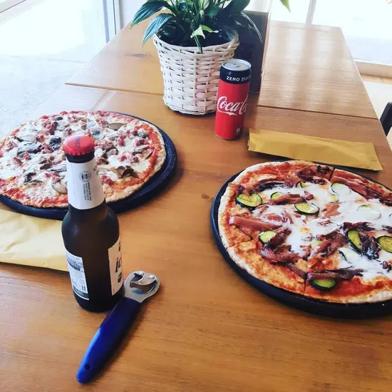 Pizzaiolo della Pizzeria Passaparola Piacenza prepara pizza artigianale